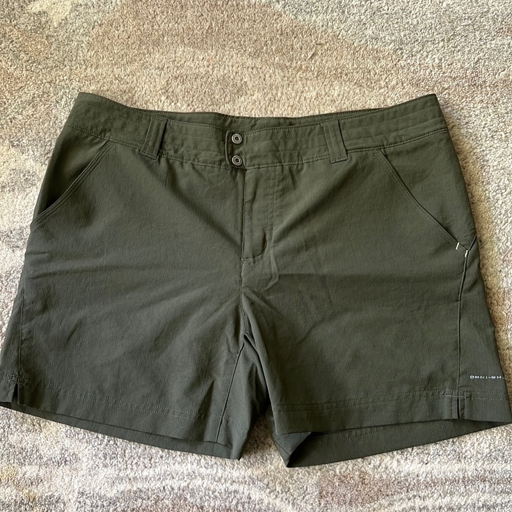 Columbia quick-dry army green camp shorts
